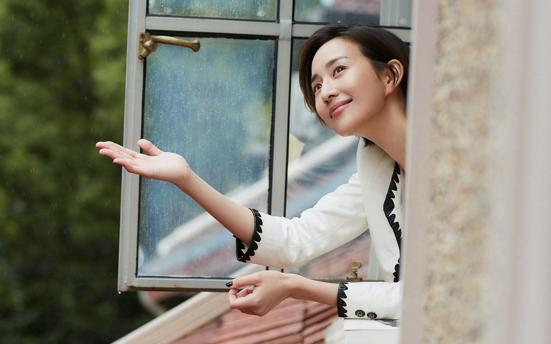 绿茵场与硬木地的交响，德甲争冠焦点战与灰熊硬仗取胜尼克斯的体育哲学